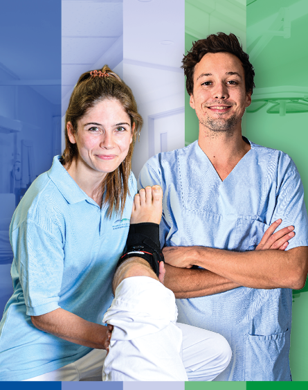 Zwei Mediziner, eine Frau und ein Mann, stehen in einem klinischen Umfeld. Die Frau unterstützt einen Patienten mit einem Fußverband, während der Mann verschränkt die Arme lächelt. Beide tragen medizinische Kleidung und strahlen Kompetenz und Freundlichkeit aus.