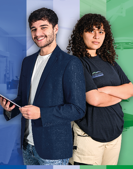 Zwei Personen stehen nebeneinander. Der Mann trägt einen Blazer und hält ein Tablet, während die Frau ein schwarzes T-Shirt trägt und verschränkt dasa, mit einer selbstbewussten Haltung. Der Hintergrund zeigt sanfte Farbtöne in Grün und Blau.