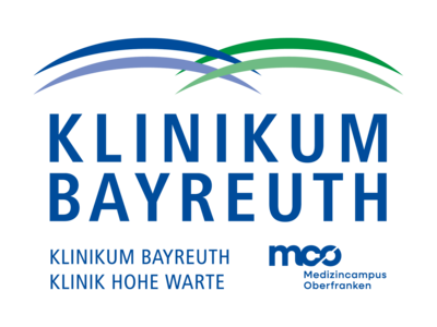 Logo des Klinikums Bayreuth: großer blauer Schriftzug „KLINIKUM BAYREUTH“ unter drei geschwungenen Bögen in Blau und Grün. Darunter kleiner: „Klinikum Bayreuth – Klinik Hohe Warte“ sowie Logo „mco – MedizinCampus Oberfranken“.