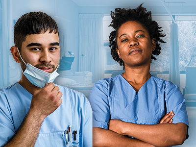 Zwei Pflegekräfte in blauen Kasacks vor einem unscharfen Krankenhauszimmer. Links zieht eine Person die Maske herunter, rechts steht eine Person mit verschränkten Armen und selbstbewusstem Blick. Fokus auf Professionalität und Teamarbeit im Klinikalltag.